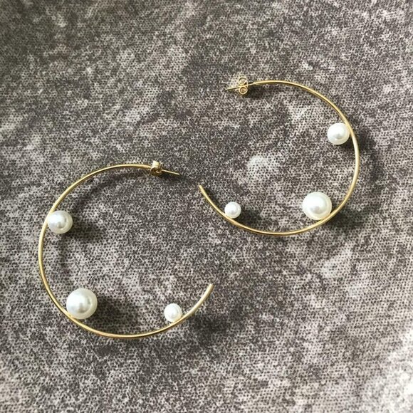 NWT Gold Hoop Earrings with Pearl Insets 2.5″ - Picture 1 of 1